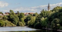 la métairie domine le lac